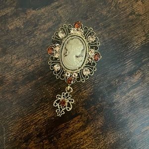 Cameo broach